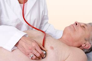 Arzt untersucht einen Patienten mit Bluthochdruck