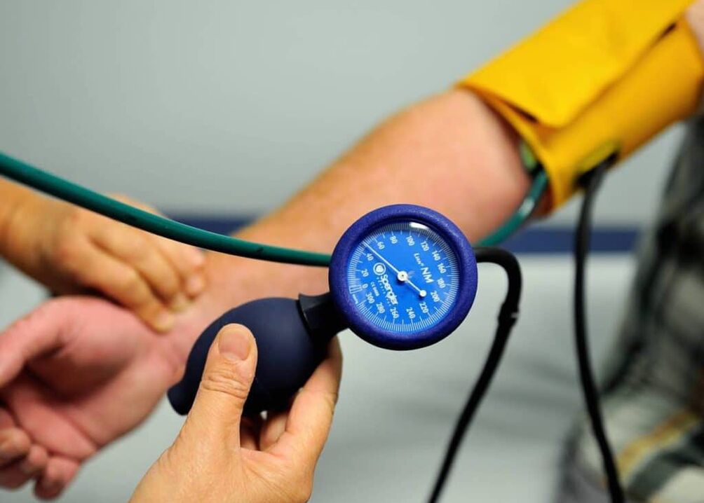 Wenn Sie an Bluthochdruck leiden, müssen Sie Ihren Blutdruck richtig und regelmäßig messen. 